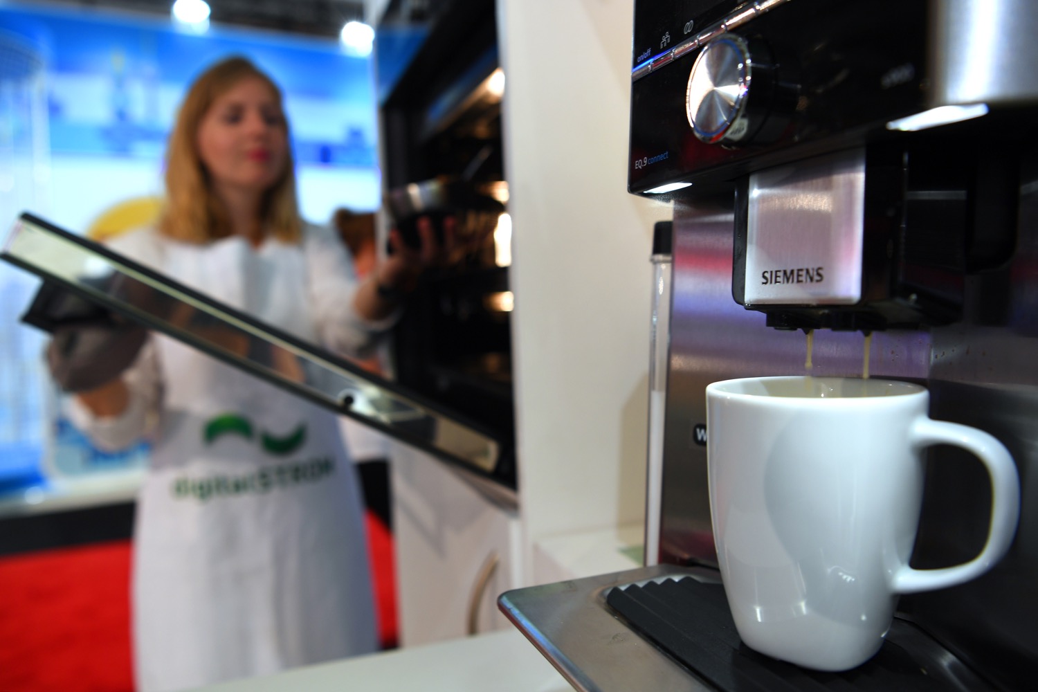 Geräte werden auf der digititalSTROM-Plattform intelligent_der Steamer und die Kaffeemaschine stimmen sich untereinander ab, sodass sie gleichzeitig fertig werden